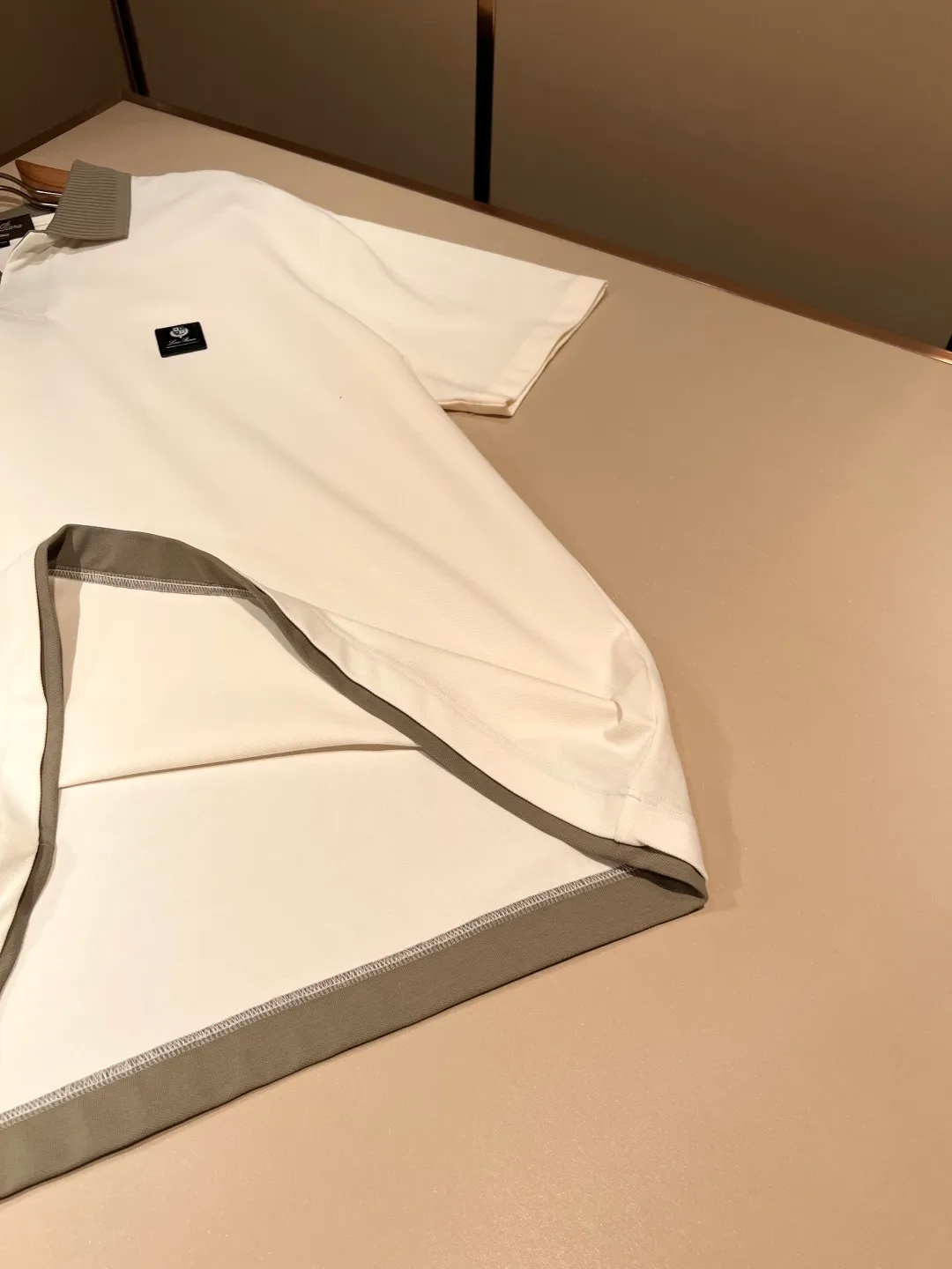 , Loro Piana 2026 spring and summer men's latest trade order short-sleeved Polo shirt, in full condition! ! Customized pique cotton fabric! The upper body is comfortable and Breathable, not stiff, and the overall body has a rich three-dimensional sense. Quality export order, hardware logo pattern badge design on the chest! The tailoring of the exclusive pique cotton fabric meets the simple needs of commuters. The upper body effect is very good, slimming, and not picky about the figure. The workmanship of the fabric is impeccable. Only good craftsmanship and good fabrics can make you wear a good taste. It is a must-have item for everyone! Size:M-4XL